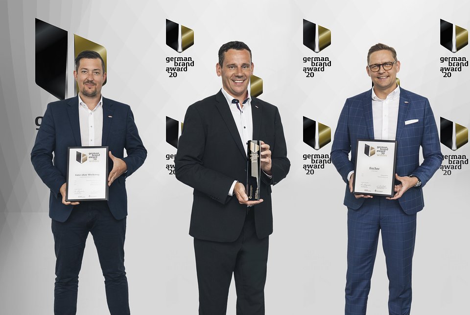 Marc-Sven Mengis, dyrektor generalny firmy fischer (w środku), a także Jens Zimmerlin, dyrektor ds. Zarządzania produktami chemicznymi w firmie fischer (po lewej) oraz Volker Amann, dyrektor działu marketingu międzynarodowego w firmie fischer (po prawej), podczas gali German Brand Award, prezentujący jabardziej prestiżową złotą statuetkę w kategorii Media społecznościowe. Zdjęcie: fischer
