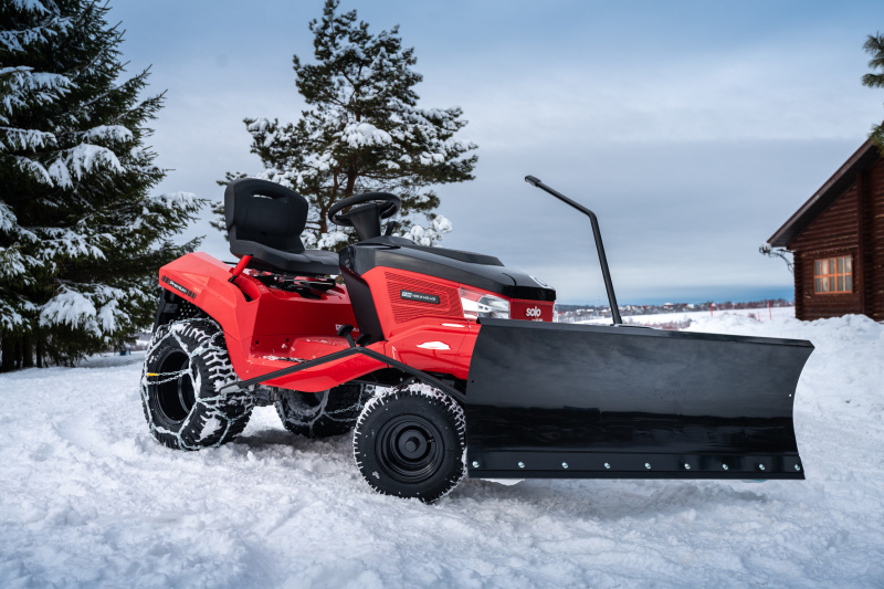 Traktor ogrodowy do pomocy jesienią i zimą Traktor ogrodowy do pomocy jesienią i zimą